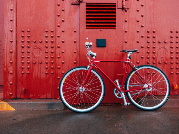 Fahrrad vor einer roten Hauswand